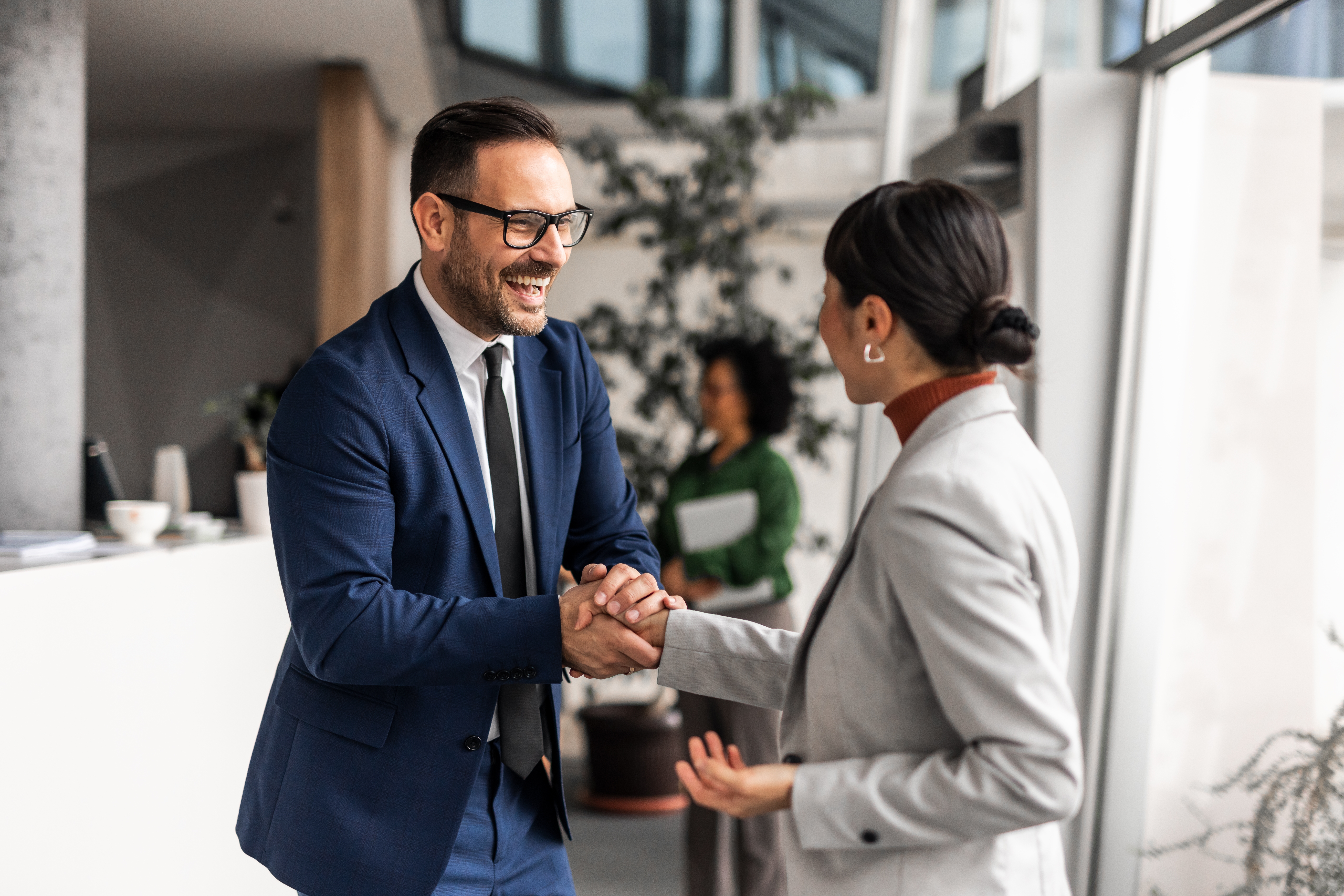 Man and woman shaking hands during a buisness deal 